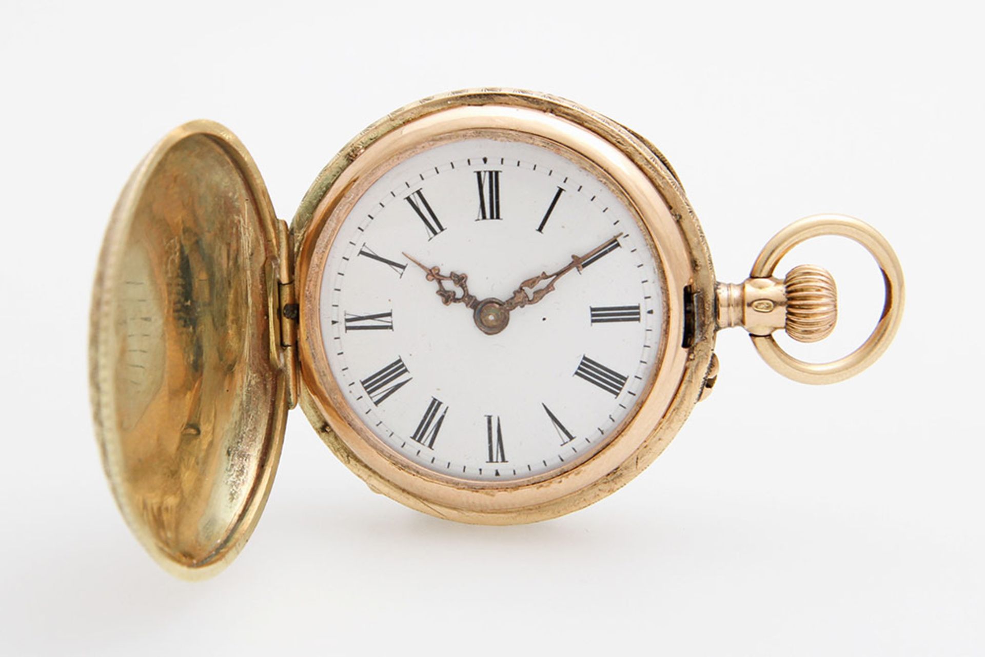 Damenumhängeuhr GG 14K um 1880, SD auch 14K; Brückenankerwerk, Vorder- und Rückseite guillochiert. *