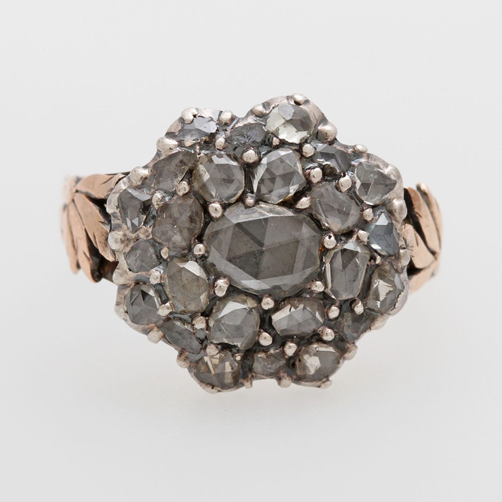 Ring, bes mit schönen Diamantrosen, zus. ca. 0,7ct in Silber gefasst, Ringkopf wohl 18. Jh.; GG 8kt,