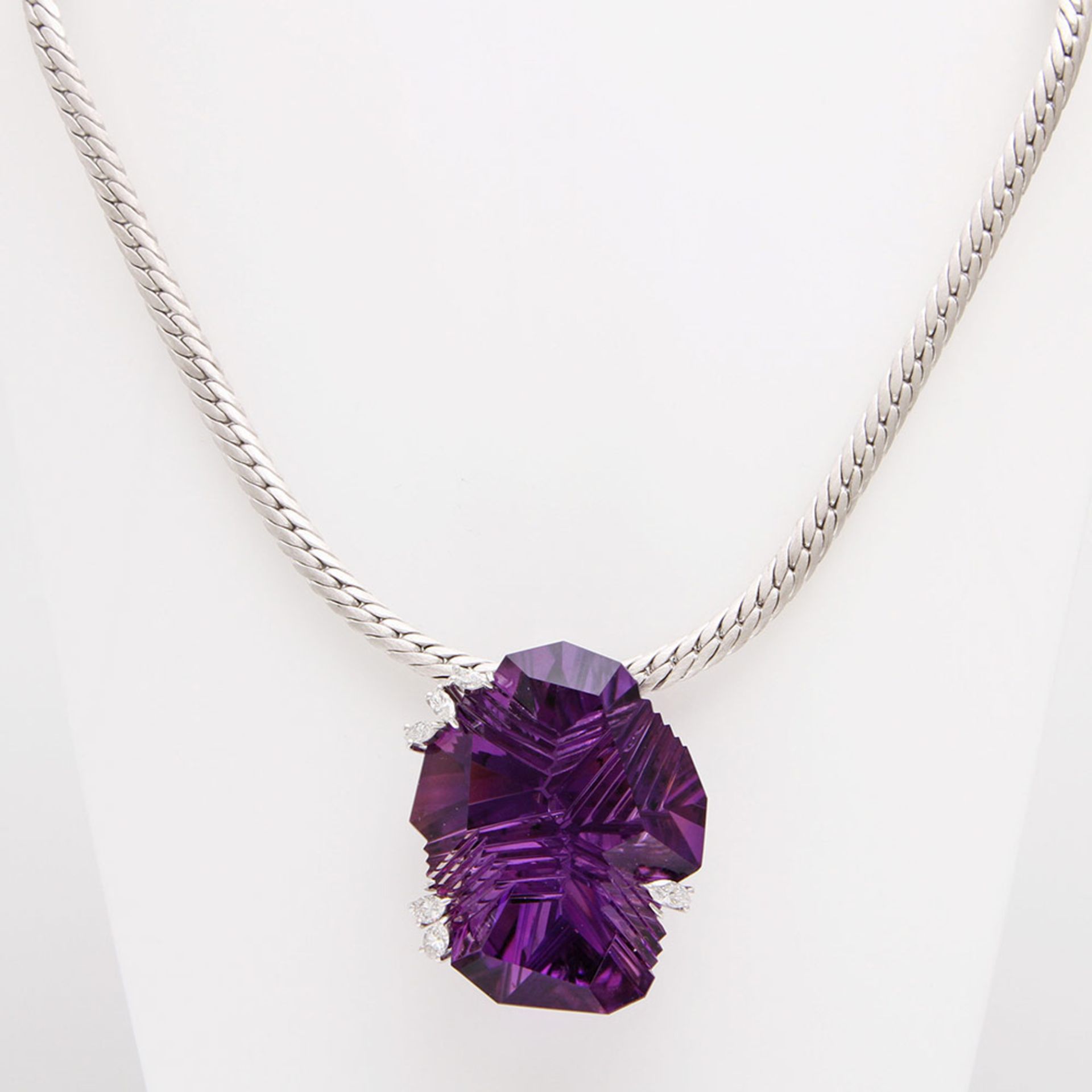 MUNSTEINER einzigartiger Amethyst-Anhänger 111,5ct, feiner Farb- u. Reinheitsgrad gerahmt von 6