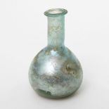 RÖMISCH Antike Flasche aus Glas, wohl 1./ 2. Jh. n.Chr. Grünlich-irisierendes Glas, frei geblasen,