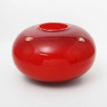 Außergewöhnliche Bodenvase, Glas, 20. Jh. Rotes Glas mit schwarzen Sprenkeln, Überfang aus Klarglas,