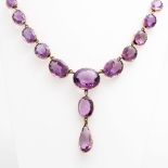 Collier aus ovalfac. Amethysten im Verlauf mit 1 fac. Ametyhsttropfen im Mittelteil. RG 8K. L: ca.