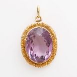 Anhänger bes. m. 1 ovalfac. Amethyst (ca. 17,5 x 14mm) umgeben von feinen Ornamenten. GG 8K.