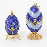 Zwei Schmuckeier im Fabergé-Stil, 20. Jh. Besatz von blauen Zierelementen, weißen und blauen