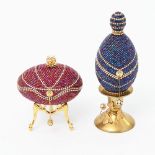 Zwei Schmuckeier im Fabergé-Stil, 20. Jh. Schmuckei in blau-irisierender Farbgebung auf goldfarbenem