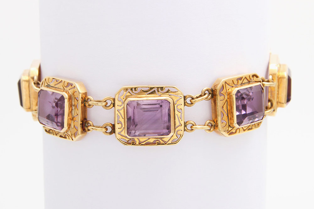 Armband bes. m. Amethysten im Treppenschliff. GG 14K. L: ca. 23cm, B: ca. 15mm. Leichte Tragespuren.