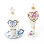 Zwei Schmuckeier im Fabergé-Stil, 20. Jh. Auf Porzellansockel, mit Besatz von Perlen, Glassteinen