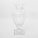 Prunkvolle Balustervase, Glas, 20. Jh. Farbloses Glas mit Schliffdekor, H. ca. 36 cm, Kratzer,
