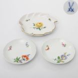 MEISSEN Blattschale und zwei Schälchen, 20.Jh., 1.u. 2.Wahl, polychromer Blumendekor,