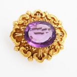 Brosche in ornamentaler Form mittig bes. m. 1 ovalfac. Amethyst (ca. 20 x 16mm). GG 18K,