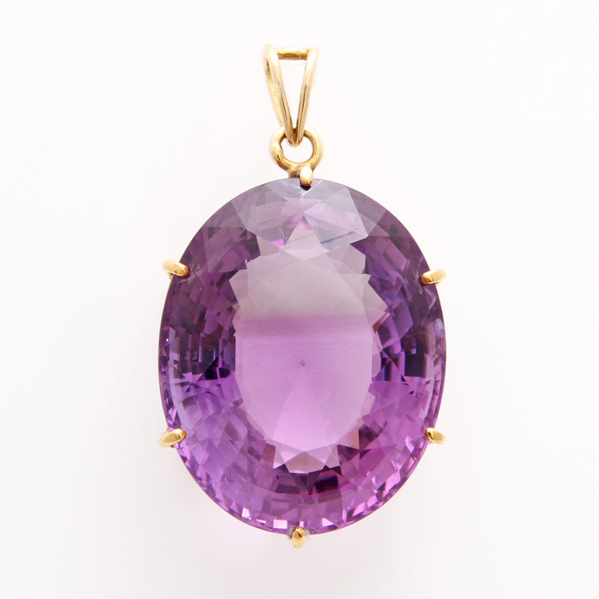 Anhänger aus einem ovalfac. Amethyst (ca. 48ct). Fassung GG 14K. Oval ca. 27 x 22mm. Leichte