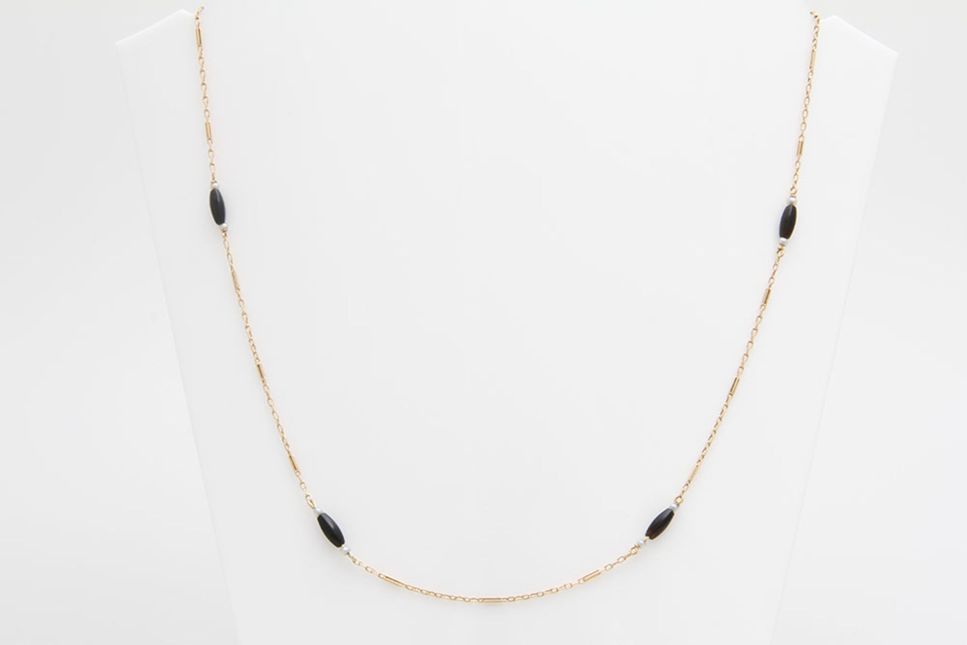 Collier mit feinen Zwischenelementen aus Onyx u. Saatperlen. GG 14K. L: ca. 42cm. Leichte