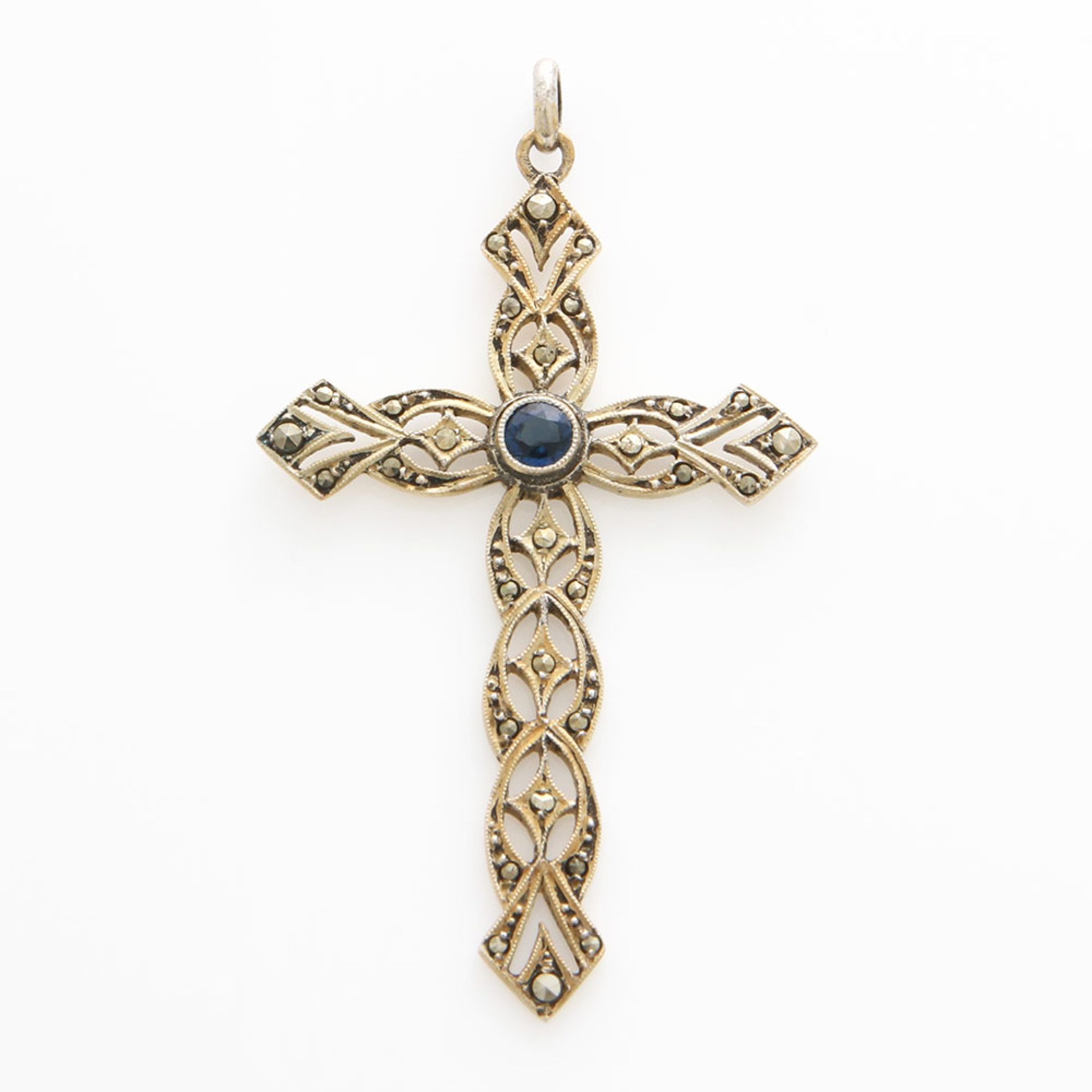 Anhänger "Kreuz" bes. m. 1 blauen, rundfac. Stein u. Markasiten. Silber. Maße ca. 48 x 29mm.