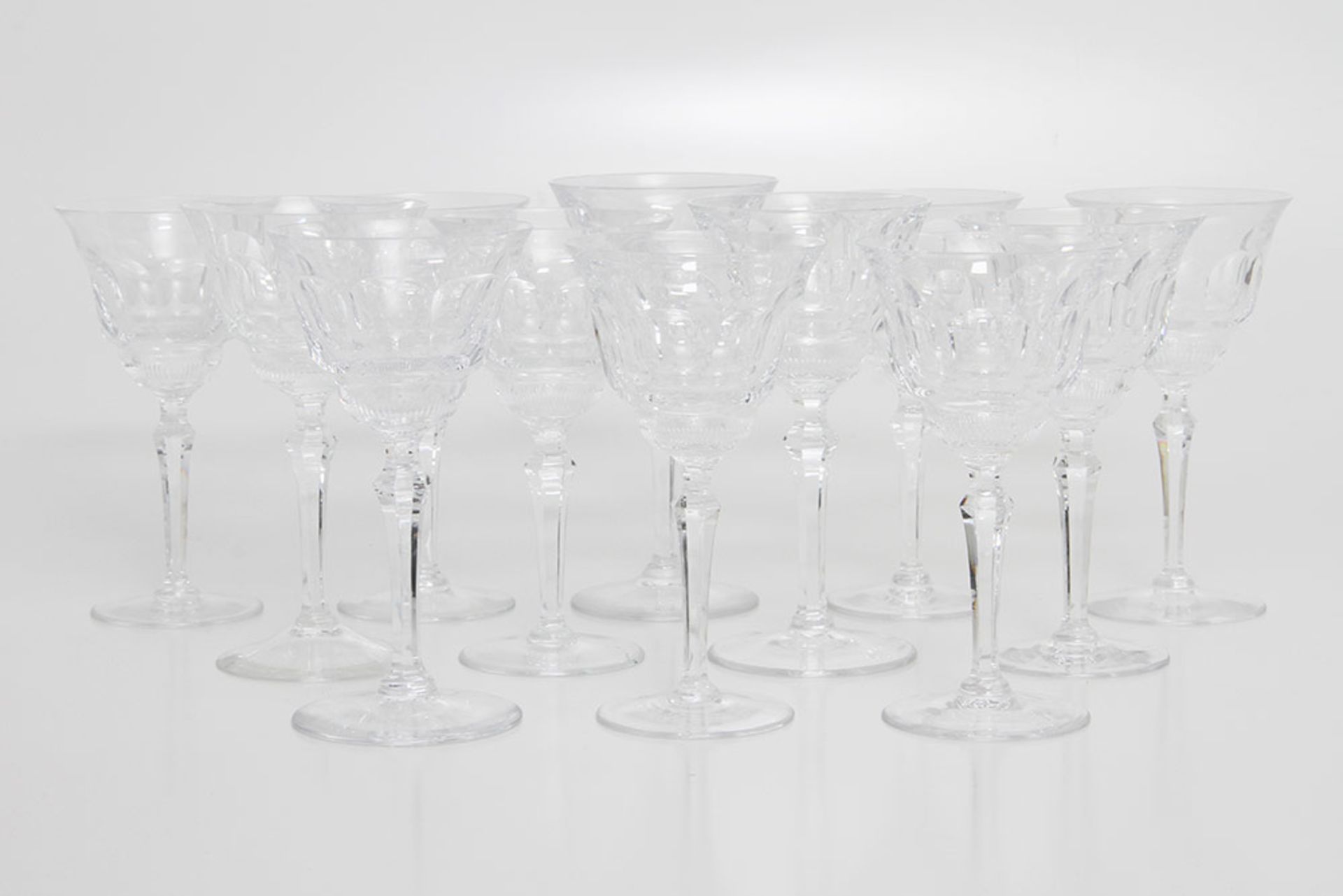 12 feine Weingläser, 20. Jhd. Farbloses Kristallglas mit geometrischem Dekor, leicht abweichende