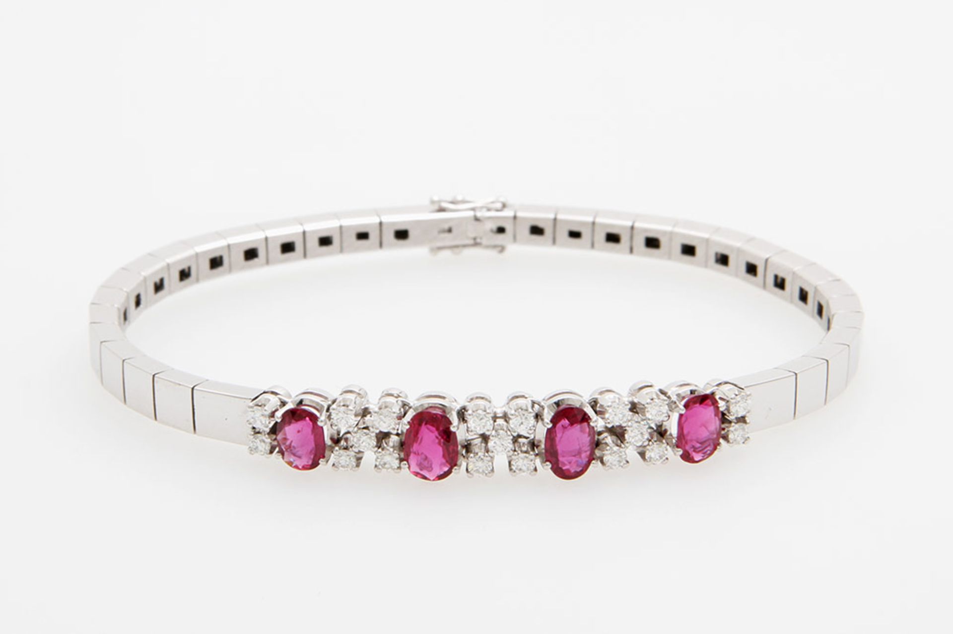 Armband besetzt mit 4 ovalfac. Rubinen zus. ca. 2,3ct u. 19 Diam.-Brillanten zus. ca. 0,6ct FEINES