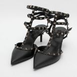 VALENTINO exklusive Pumps "ROCKSTUD", Größe 40. NP. 719,-. Schwarzes, softes Leder, Riemen mit