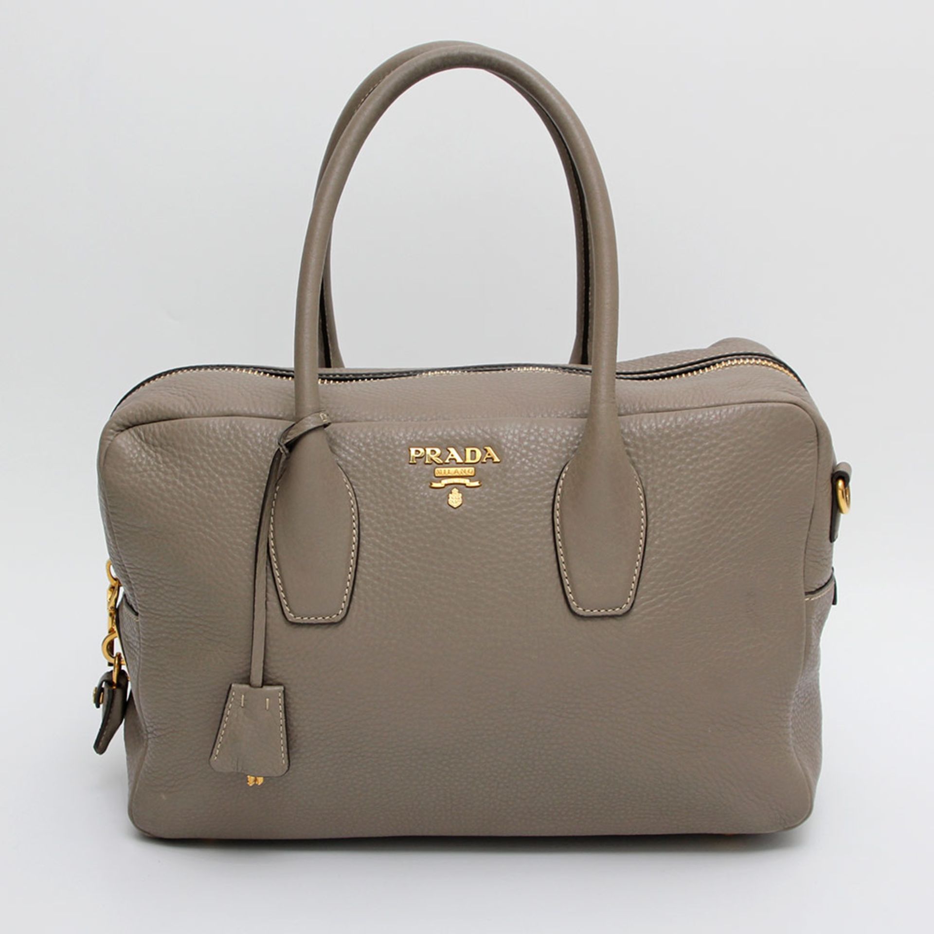 PRADA hochaktuelle Bowling-Bag. NP. ca. 1.200,-. NEUWERTIG!! Klares Design, querformatig, goldfarb.