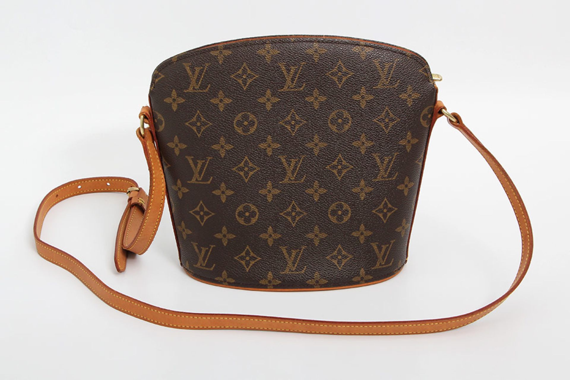 LOUIS VUITTON schicke Umhängetasche "DROUOT", Koll. 2002. Letzter Listenpreis ca.: 650,-. BESTER