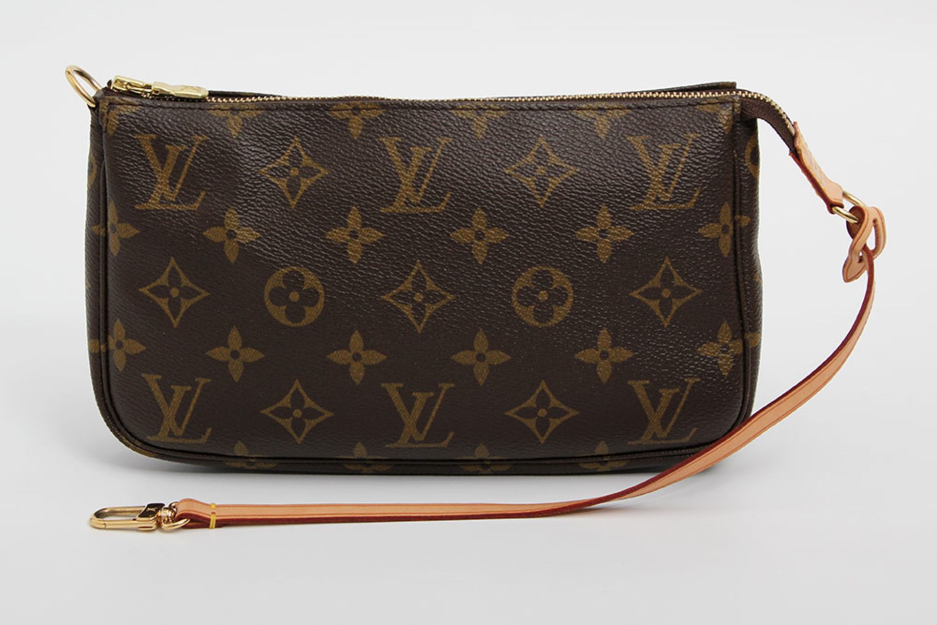 LOUIS VUITTON klassisches Täschchen "POCHETTE ACCESSOIRES NM", Koll. 2004. Akt. NP.: 380,-. TOP