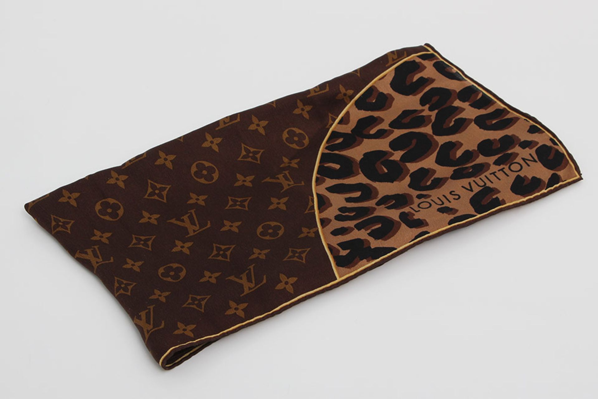 LOUIS VUITTON schickes Seidencarré "LEOPARD". Akt. NP.: 250,-. Maße ca.: 65cm x 65cm. GUTER