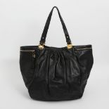 MIU MIU schicker City-Shopper. TOP ERHALT!! NP. ca.: 900,-. Beutelform, schwarzes Nappa Leder mit