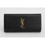 SAINT LAURENT edle Clutch. NP. ca.: 800,-. NEUWERTIG!! Schmale Form mit großem Überschlag aus