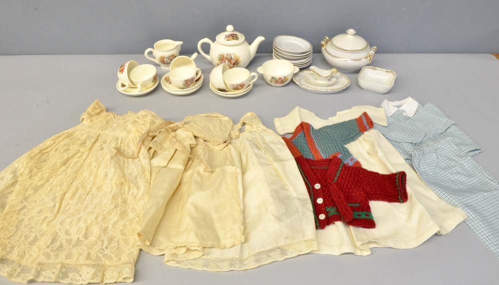 Dolls tea set, dolls dinner service, small collection of early 20th dolls clothes,