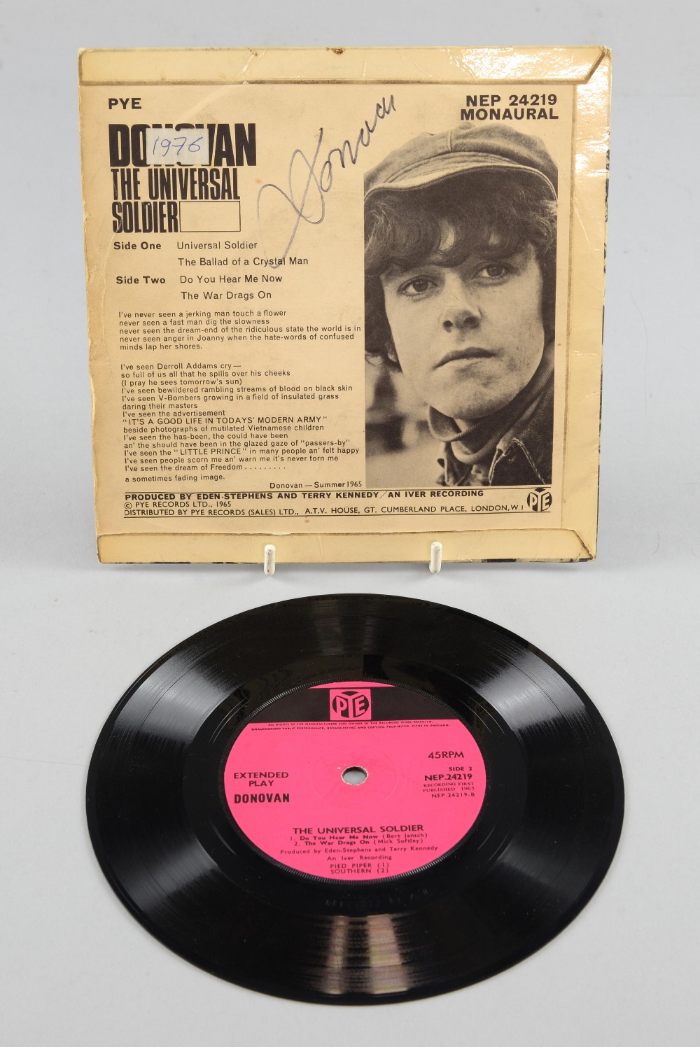 Donovan The Universal Soldier, 45 rpm single Pye Records NEP 24219 signed on reverse of the record - Image 2 of 3