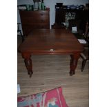 Vict/Mhg/Telescopic Dining Table with 2 spare Leaves on Reeded Legs (143cm extending to 224cm)