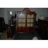 Edw/Mhg/China Cabinet Standing on Cabriole Legs (112cm.