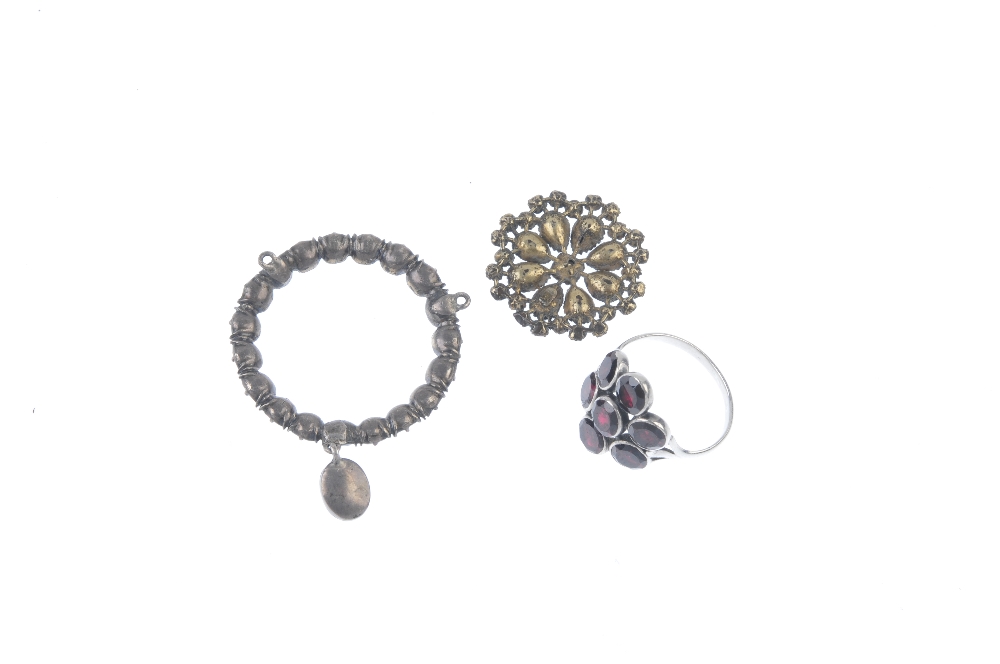 A selection of three foil-back garnet items. To include a circular-shape garnet cluster ring, a - Image 2 of 2