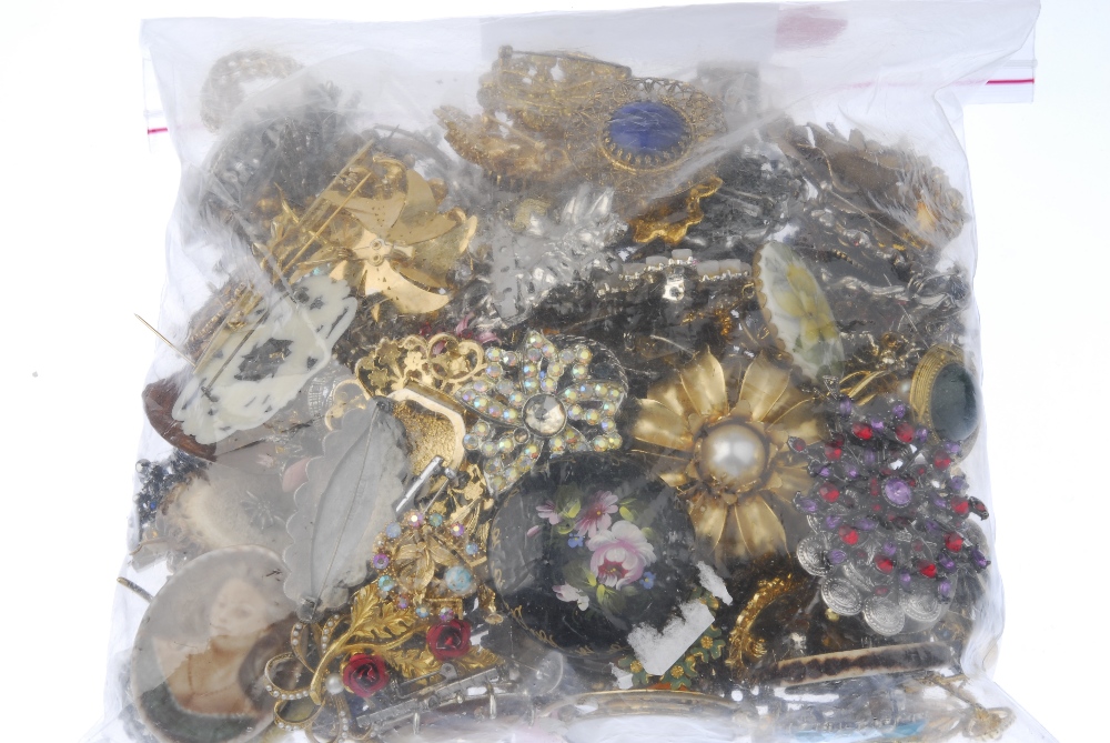 A selection of costume brooches. To include brooches of floral design. Due to the amount of items in - Image 3 of 3