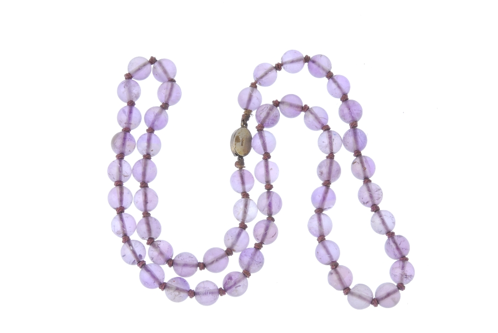 A selection of beads to include amethyst, plastic, imitation pearl and coral. To include an amethyst - Image 2 of 3
