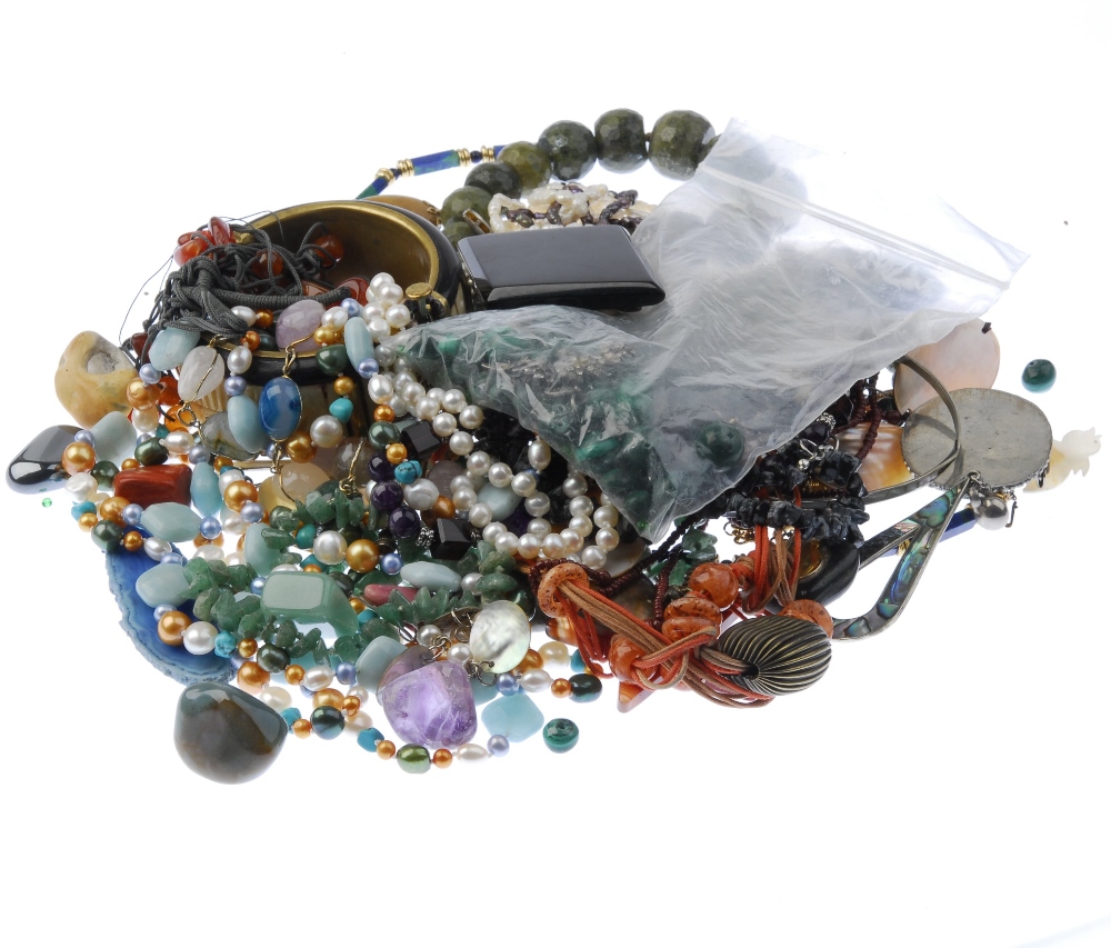 A selection of gem jewellery. To include an amethyst bead necklace, a mother-of-pearl bird brooch, a - Image 2 of 2
