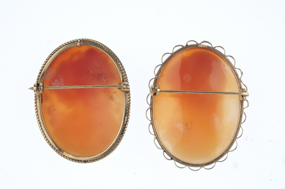 Two 9ct gold cameo brooches. Both of oval outline, the first depicting two ladies in profile, to the - Image 2 of 2
