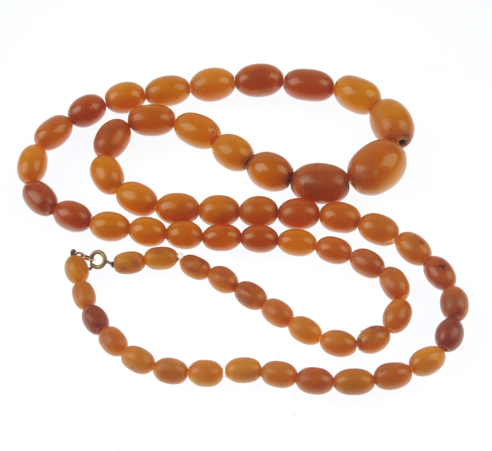 A natural amber necklace. Comprising sixty-three graduated oval-shape natural amber beads, measuring - Image 2 of 2
