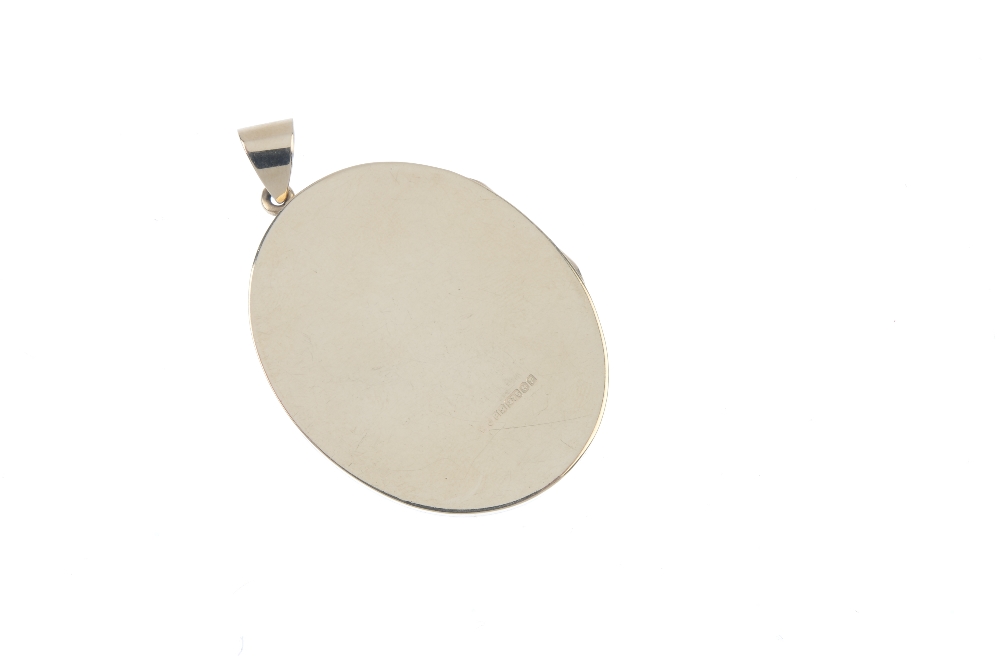 A 9ct gold locket. Of oval-outline, the front engraved in triangular panels with acanthus leaves, to - Image 2 of 3