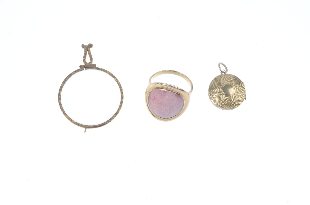 A selection of early 19th to mid 19th century gold jewellery. To include an engine turned locket - Image 2 of 2