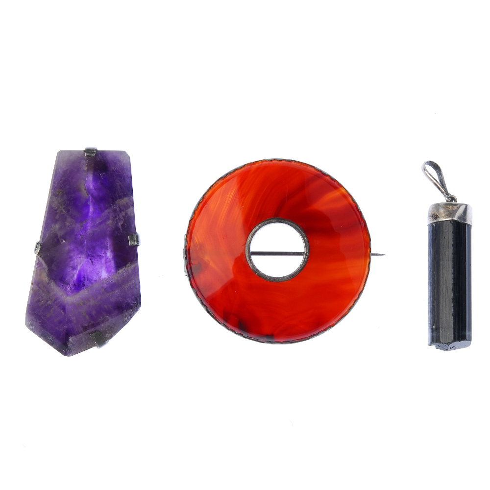 A selection of gem jewellery. To include a pendant, the metal cap with plain surmount setting, a