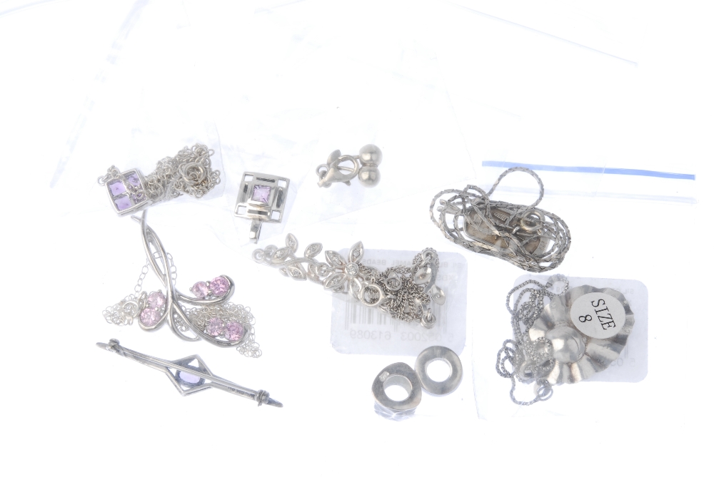 A selection of silver and white metal jewellery. To include a pendant, designed as a heart-shape - Image 3 of 4