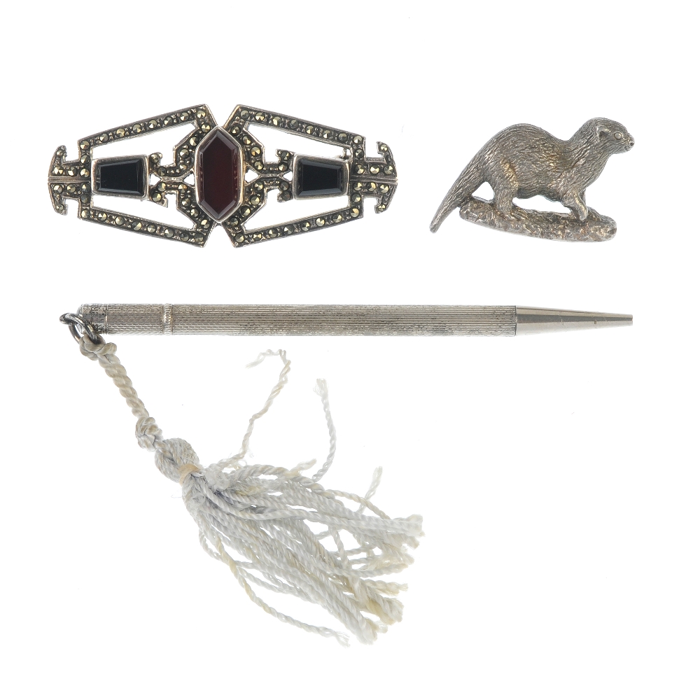 A selection of silver and white metal jewellery and accessories. To include a retractable pencil