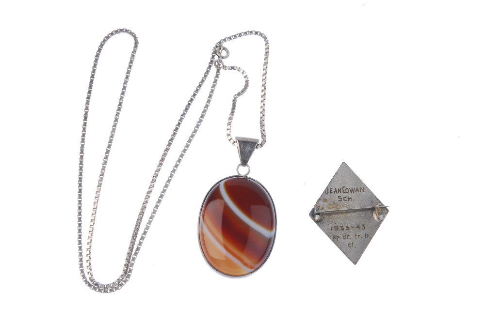 A selection of jewellery. To include a pendant, the oval-shape banded agate to the plain mount and - Image 2 of 3