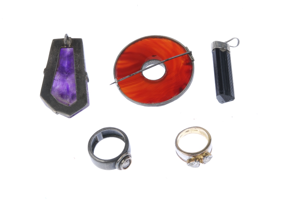 A selection of gem jewellery. To include a pendant, the metal cap with plain surmount setting, a - Image 2 of 2