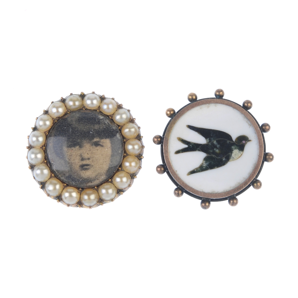 Two items of late Victorian jewellery. To include a 9ct gold split pearl photograph pendant, and a