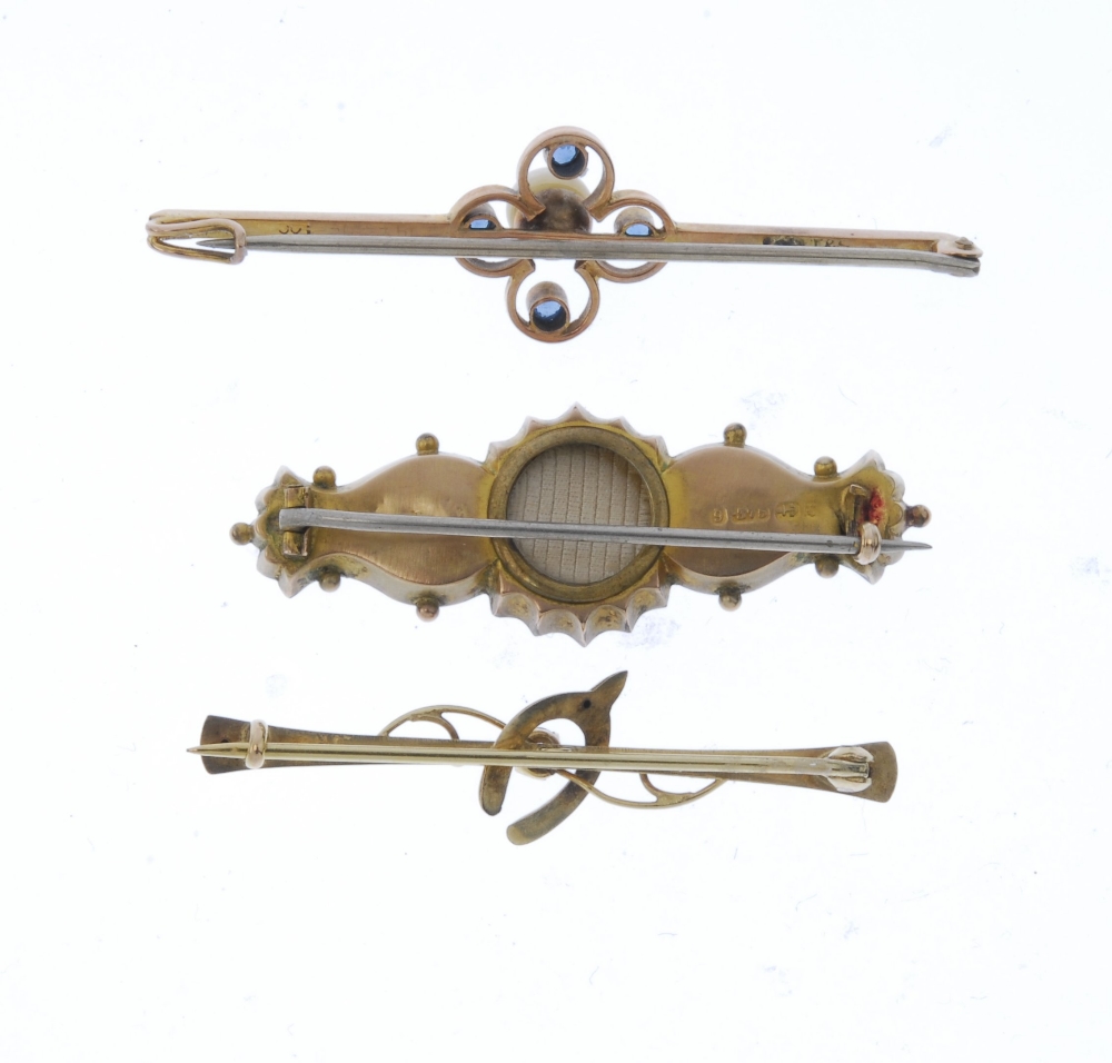 Five late 19th to early 20th century gold brooches. To include one designed as a bar brooch with - Image 2 of 3