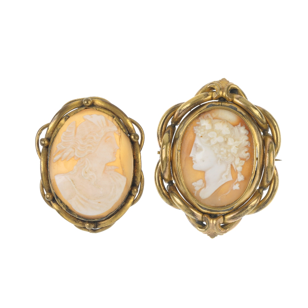 A selection of cameo jewellery. To include a pendant of oval outline, the cameo depicting the