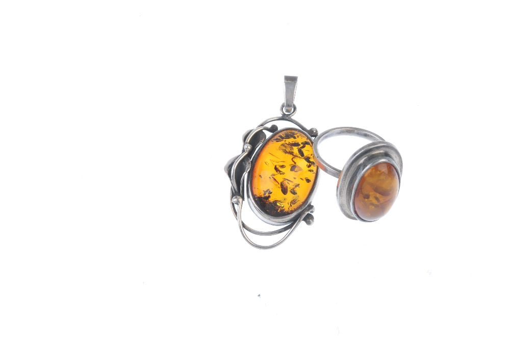 A plastic bead necklace, a modified amber ring and a plastic cabochon pendant. The necklace - Image 3 of 3