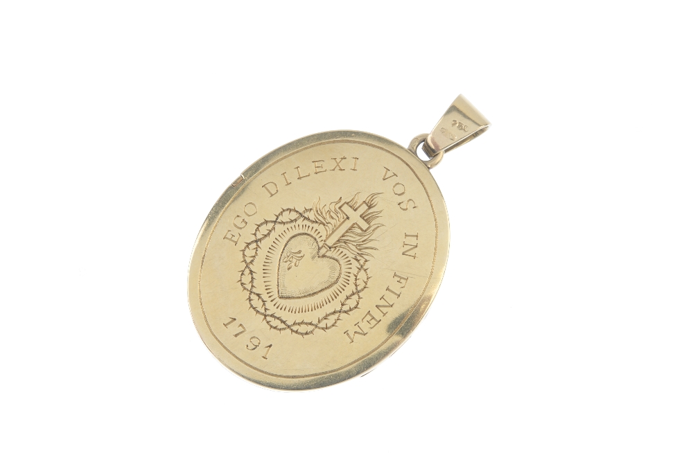 An oval locket. Both sides with a central engraved picture of a heart pierced by a dagger with - Image 2 of 3