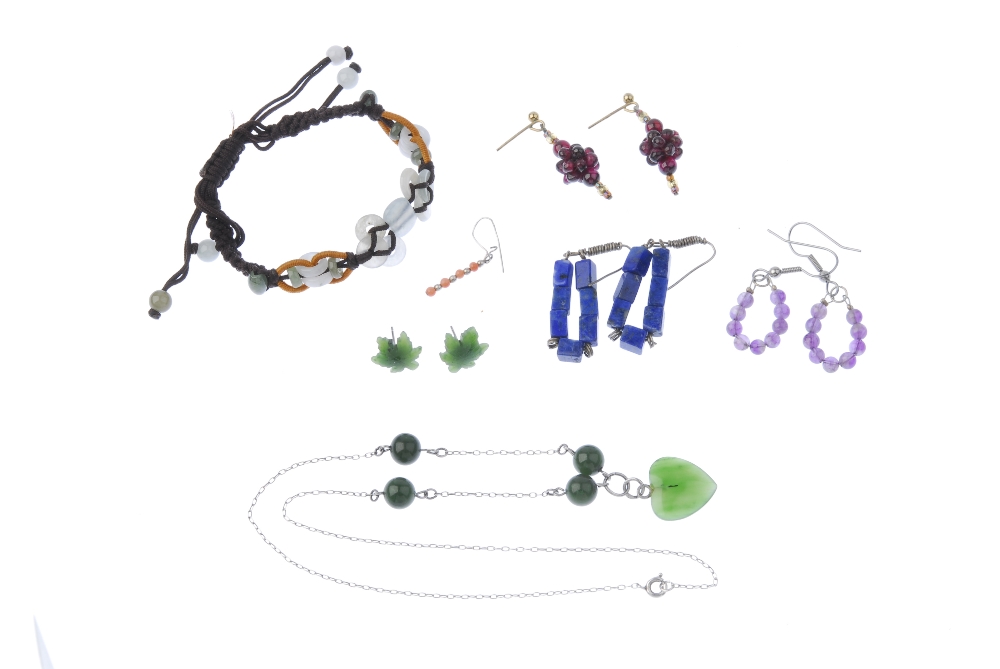 A selection of gem jewellery. To include a green gem hinged bangle, with engraved hinge and clasp, - Image 3 of 3