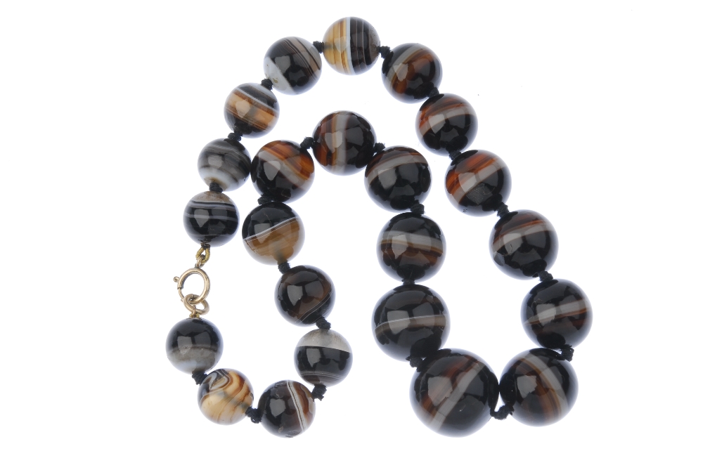 An agate bead necklace. Comprising a series of twenty-three graduated spherical beads, to the - Image 3 of 3